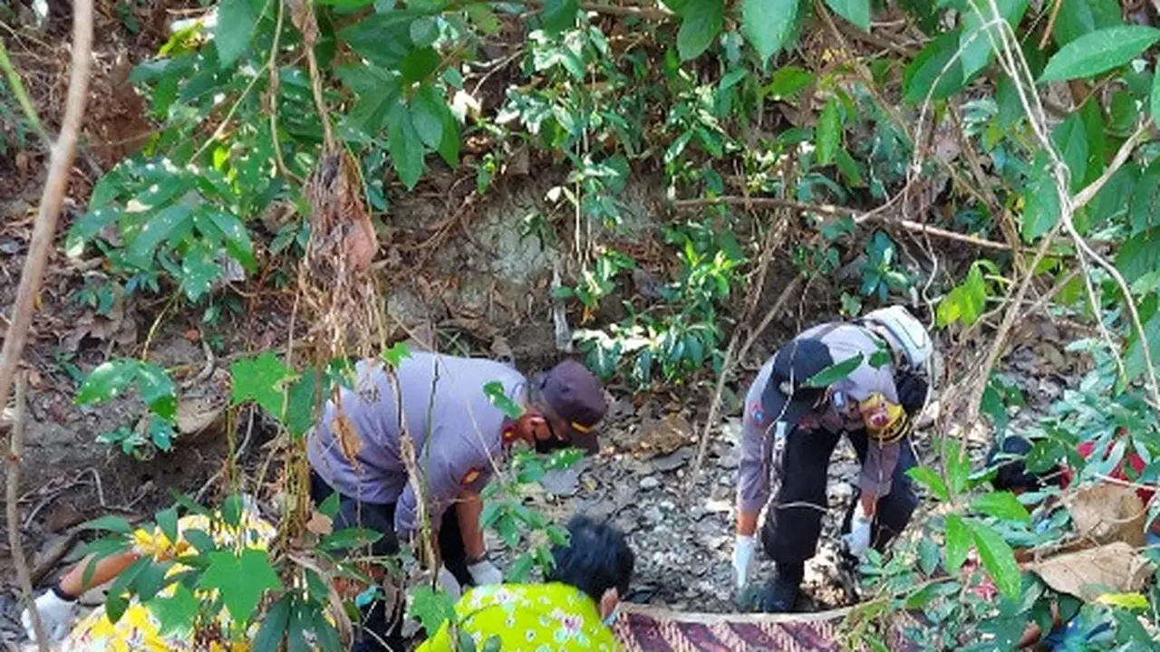 Penemuan mayat perempuan tanpa identitas di hutan petak 57 B RPH Kedungringin BKPH Ngliron KPH Randublatung, tepatnya di  Desa Ngliron, Kecamatan Randublatung, Kabupaten Blora. (Liputan6.com/Ahmad Adirin)