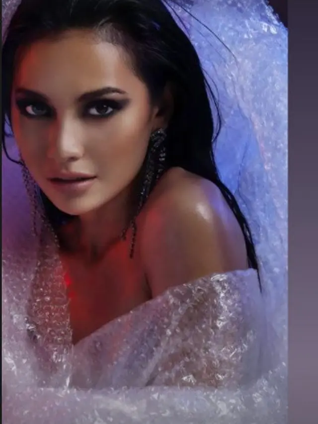 7 Pemotretan Indah Permatasari Dalam Balutan Bubble Wrap Ini Memesona