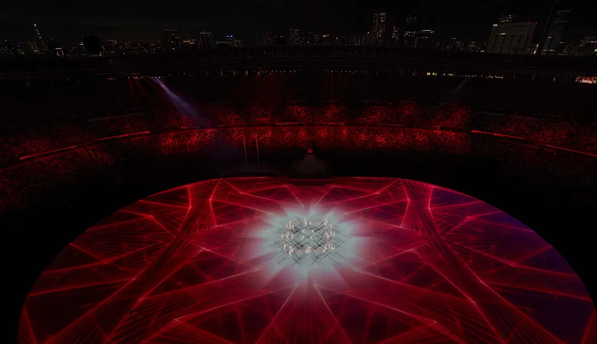 Para penari tampil di depan logo Olimpiade saat upacara pembukaan Olimpiade Tokyo 2020 di Olympic Stadium, Tokyo, Jepang, Jumat (23/7/2021). (Foto: AP/David J. Phillip)