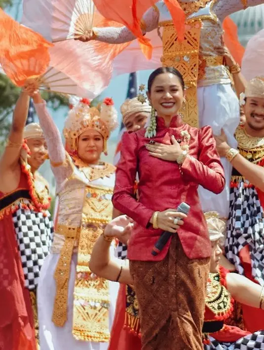 <p>Andien hadir di upacara pembukaan WOW Indonesia dalam rangka memperingati 75 tahun hubungan diplomatik Indonesia - USA. Ia pun tampil dengan kebaya merah. [@andienaisyah]</p>