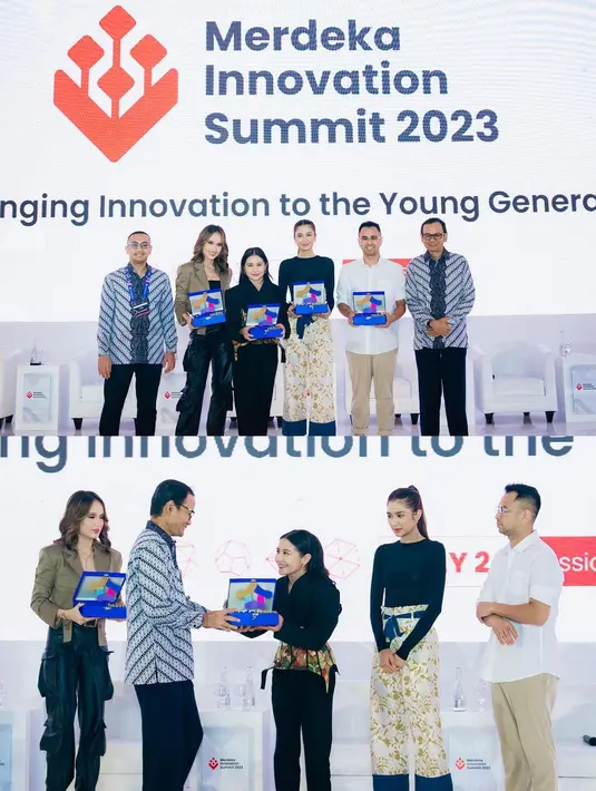 Ia mengenakan long sleeve hitam dengan celana palazo bermotif dan denim [@prillylatucosina96]