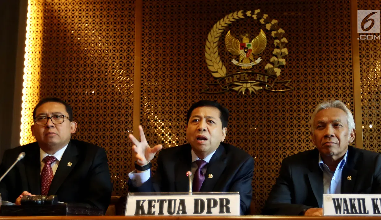 Ketua DPR Setya Novanto bersama Wakil Ketua DPR Agus Hermanto dan Fadli Zon dalam konferensi pers di Gedung DPR, Jakarta, Selasa (18/7). Setnov menghargai keputusan KPK yang menetapkannya sebagai tersangka kasus korupsi e-KTP. (Liputan6.com/Johan Tallo)