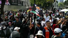 Seorang pengunjuk rasa memegang bendera berlogo manga populer Jepang, One Piece, simbol yang diadopsi oleh gerakan protes Gen Z di seluruh dunia, dalam sebuah demonstrasi yang diserukan oleh Generasi Z untuk menentang pemerintahan Presiden Meksiko, Claudia Sheinbaum, di sepanjang Reforma Avenue di Mexico City pada 20 November 2025. Ratusan demonstran muda dari gerakan Gen Z kembali turun ke jalan di Mexico City, pada Kamis 20 November 2025. (Yuri CORTEZ/AFP)