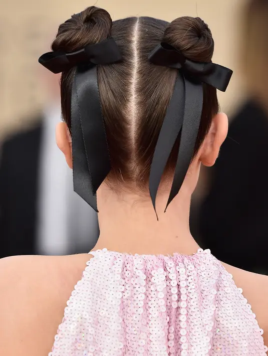 Detail rambut Millie Bobby Brown saat menghadiri karpet merah Screen Actors Guild (SAG) Awards di Los Angeles, Minggu (21/1). Millie menata rambut dengan dua "gundukan" di atas kepala membuat gayanya terkesan playful. (Frazer Harrison/GETTY IMAGES/AFP)