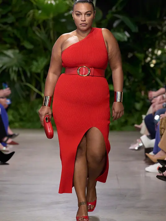 Ukuran pun bukan masalah, brand ini pun menciptakan size besar seperti model yang mengenakan one shoulder merah beserta belt besarnya. Michael Kors