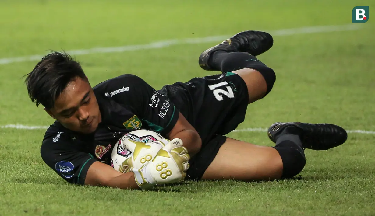 Kiper Persebaya, Ernando Ari Sutaryadi mengamankan bola saat melawan Borneo FC dalam laga pekan pertama BRI Liga 1 2021/2022 di Stadion Wibawa Mukti, Cikarang, Sabtu (04/09/2021). Persebaya kalah 1-3. (Foto: Bola.com/Bagaskara Lazuardi)