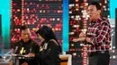 Ekspresi Cagub DKI nomor 2 Basuki T Purnama (Ahok) saat menjawab pertanyaan dari lawannya saat debat kedua Cagub DKI-Jakarta, Jumat (27/1). (Liputan6.com/Faizal Fanani)