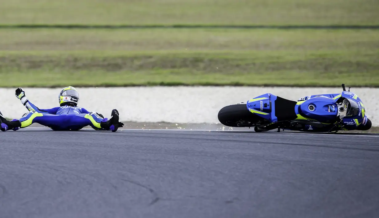 Pebalap tim Suzuki Ecstar, Aleix Espargaro, terjatuh saat tes pra musim MotoGP 2016 di Sirkuit Phillip Island, Australia, (19/2/2016). (AFP/Theo Karanikos)