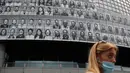 Potret para petugas kesehatan yang ditempelkan di bagian depan Bastille Opera di Paris, Prancis, Jumat (10/7/2020). Potret hitam putih untuk memberi penghormatan kepada pekerja medis Covid-19 itu merupakan kreasi seniman Prancis dan fotografer JR. (AP Photo/Francois Mori)