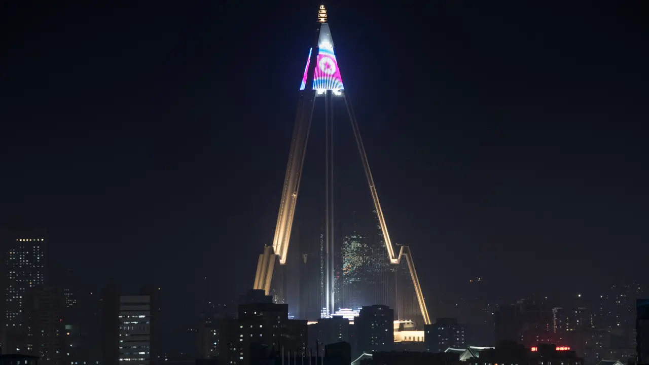 Puncak Hotel Ryugyong di Pyongyang Berhias Bendera Korea Utara