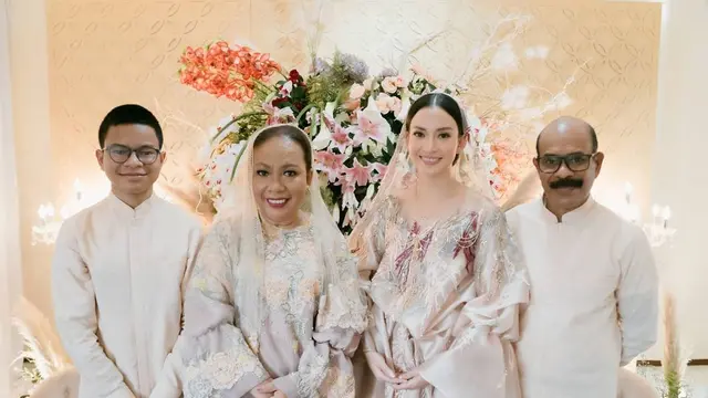 Tak Pernah Tahu Sosok Ayah, Ini 6 Potret Hangat Karina Nadila dan Sang Bunda