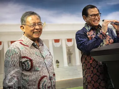 Menko Perekonomian Darmin Nasution  (kiri) dan Sekretaris Kabinet Pramono Anung mengumumkan paket kebijakan ekonomi jilid XI di Kantor Presiden, Jakarta, Selasa (29/3/2016). (Liputan6.com/Faizal Fanani)