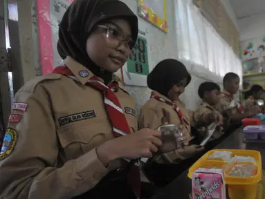 Siswa-siswi SDN 05 dan 07 Cipinang Melayu Kecamatan Makasar, Jakarta bersiap melakukan makan siang bersama, Rabu (7/8/2024). (merdeka.com/Imam Buhori)