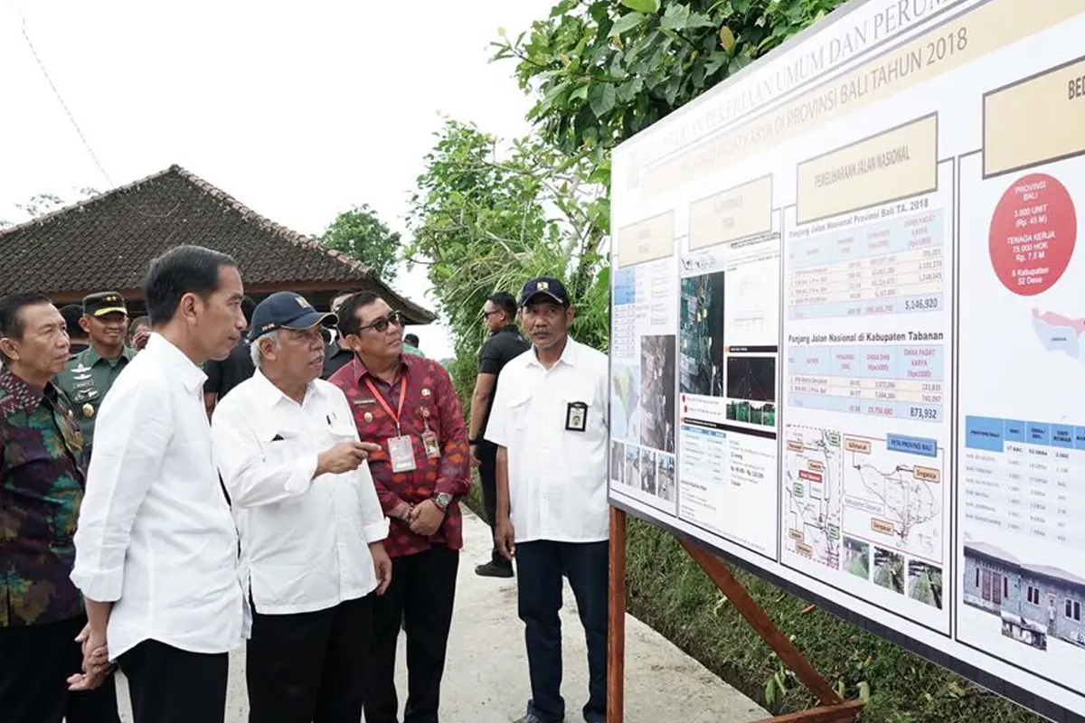 Awali Kegiatan di Bali, Jokowi Tinjau Pelaksanaan Padat Karya Tunai di Tabanan