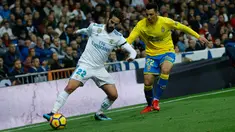 Gelandang Real Madrid, Isco berusaha mengontrol bola dari kawalan Joaquin "Ximo" Navarro saat bertanding pada lanjutan La Liga Spanyol di Stadion Santiago Bernabeu, Madrid (5/11). Madrid menang telak 3-0 atas Las Palmas. (AP Photo/Francisco Seco)