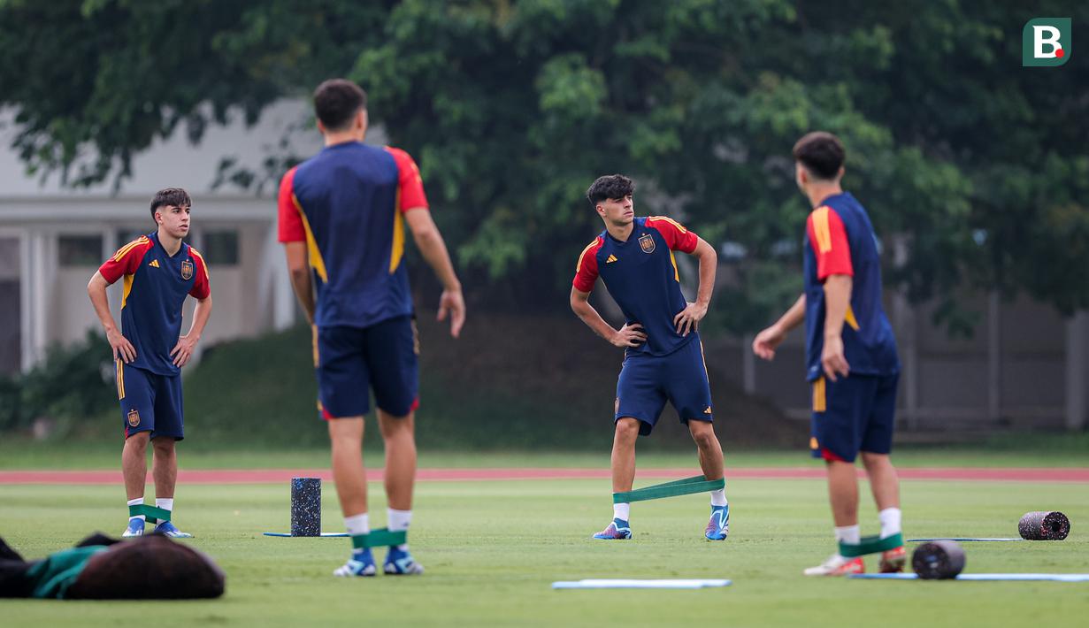 <p>Pemain Timnas Spanyol U-17,&nbsp;Jon Martin (tengah) bersama rekannya melakukan peregangan saat latihan resmi menjelang laga perempat final Piala Dunia U-17 2023 melawan Timnas Jerman U-17 yang berlangsung di Stadion Madya, Senayan, Jakarta, Kamis (23/11/2023). (Bola.com/Bagaskara Lazuardi)</p>