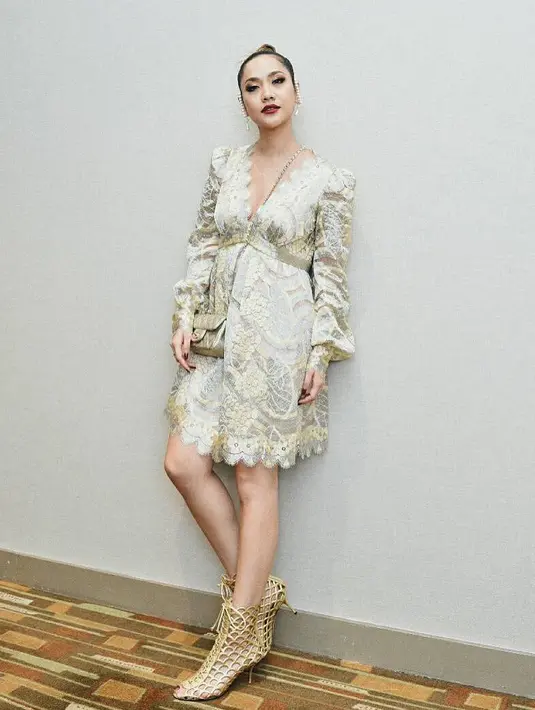 Penampilan bintang film Habibie & Ainun itu tertuju pada dress yang dikenakan BCL yang belahan dadanya sedikit terbuka. Ada yang melihat seksi, sedih, ada juga yang gagal fokus. (Instagram/zheyamada1006)