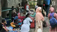 Sejumlah warga menggelar tikar saat berlibur di Taman Margasatwa Ragunan, Jakarta Selatan, Senin (26/6). Jumlah pengunjung Ragunan pada hari ke-2 Lebaran ini diperkirakan mencapai 100 ribu orang. (Liputan6.com/Yoppy Renato)