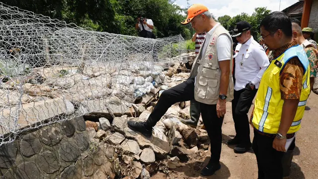 Gubernur Jawa Tengah Ganjar Pranowo mengunjungi Tanggul Sungai Dawe yang kembali jebol, di Desa Payaman, Kecamatan Mejobo, Kabupaten Kudus, kembali jebol pada Kamis, 2 Maret 2023.