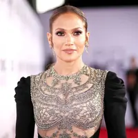 Belakangan ini Jennifer Lopez dan Drake dikabarkan punya hubungan spesial. Bahkan keduanya sudah berencana menikah dan Drake sudah dapat restu ayah JLo. Namun ternyata JLo mengeluarkan pernyataan yang cukup mengejutkan. (AFP/Bintang.com)
