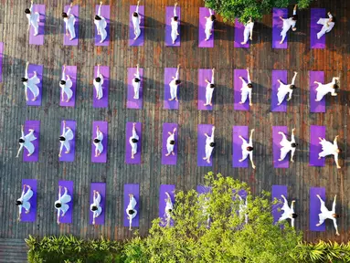 Foto yang diabadikan menggunakan drone pada 30 Agustus 2020 ini menunjukkan orang-orang berlatih yoga di ruang terbuka di Wilayah Jianhe, Provinsi Guizhou, China barat daya. (Xinhua/Yang Wenbin)