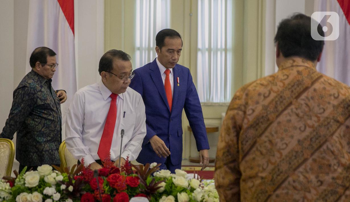 Presiden Joko Widodo tiba menghadiri rapat terbatas di Istana Kepresidenan Bogor, Jakarta, Selasa (4/2/2020). Ratas tersebut membahas kesiapan menghadapi dampak virus Corona. (Liputan6.com/Faizal Fanani)