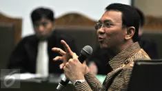 Gubernur DKI Jakarta Basuki Tjahaja Purnama (Ahok) saat memberi kesaksian dalam kasus pengadaan UPS di Pengadilan Tipikor, Jakarta, Kamis (4/2/2016). Ahok menjadi saksi dalam kasus UPS dengan terdakwa Alex Usman (Liputan6.com/Yoppy Renato)