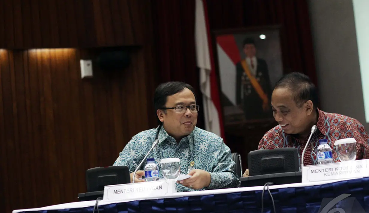 Menteri Keuangan Bambang Brodjonegoro dan Menteri Koordinator Kemaritiman Indroyono Soesilo saat menghadiri peresmian penurunan harga BBM di Gedung Menko Perekonomian, Jakarta, Rabu (31/12/2014). ( Liputan6.com/Faizal Fanani)