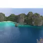 Hamparan lautan biru nan jernih di Pulau Wayag Raja Ampat, Papua Barat. Pulau ini menjadi salah satu ikon Raja Ampat dan tempat favorit para turis untuk berfoto-foto. (Liputan6.com/Zulfi Suhendra)