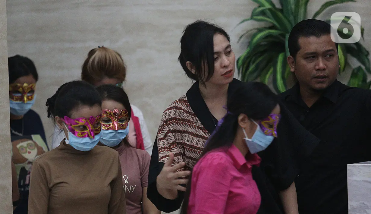 Para korban dihadirkan saat pengungkapan tindak pidana perdagangan orang dengan tujuan eksploitasi seksual, modus booking out kawin kontrak dan short time di Bareskrim Polri, Jakarta, Jumat (14/2/2020). Polisi mengamankan 5 orang tersangka serta 15 barang bukti. (Liputan6.com/Herman Zakharia)