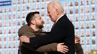 Presiden AS Joe Biden (kanan) dipeluk oleh Presiden Ukraina Volodymyr Zelensky (kiri) saat berkunjung di Kyiv, Ukraina pada 20 Februari 2023. Presiden AS Joe Biden melakukan kunjungan mendadak ke Kyiv pada 20 Februari 2023, menjelang peringatan satu tahun invasi Rusia ke Ukraina. Zelensky menyambut gembira kunjungan Presiden AS Joe Biden. (Dimitar DILKOFF/AFP)