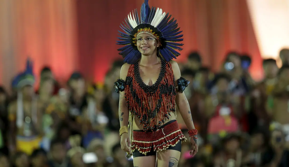 Seorang wanita adat berpose selama parade Kecantikan Adat Internasional dalam Olimpiade bagi masyarakat adat dunia di, Palmas, Brasil, Sabtu (24/10/2015). Kejuaraan ini digelar 18-27 September nanti. (REUTERS/Ueslei Marcelino)