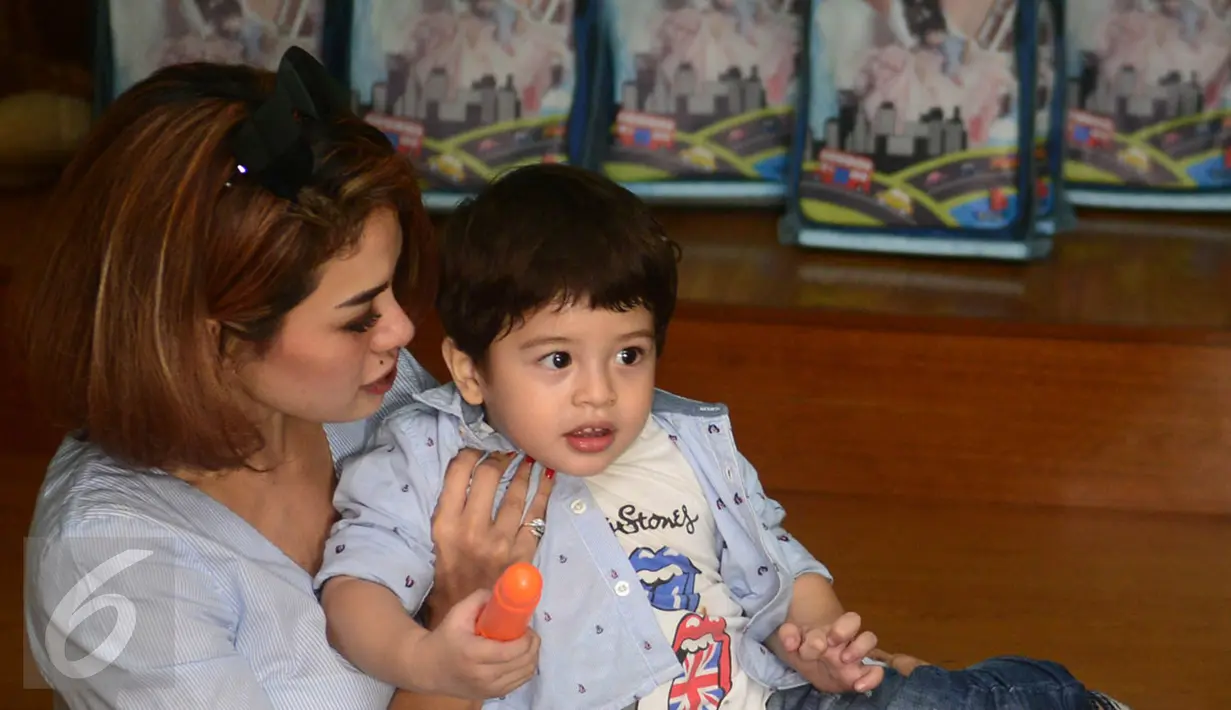 Nikita Mirzani bersama Azka ketika merayakan ulang tahun anak keduanya tersebut di Rumah Anyo, rumah bagi anak penderita kanker, Jakarta, Senin (3/10). Nikita mengatakan ingin mengajarkan Azka untuk berbagi dengan sesama (Liputan6.com/Herman Zakharia)