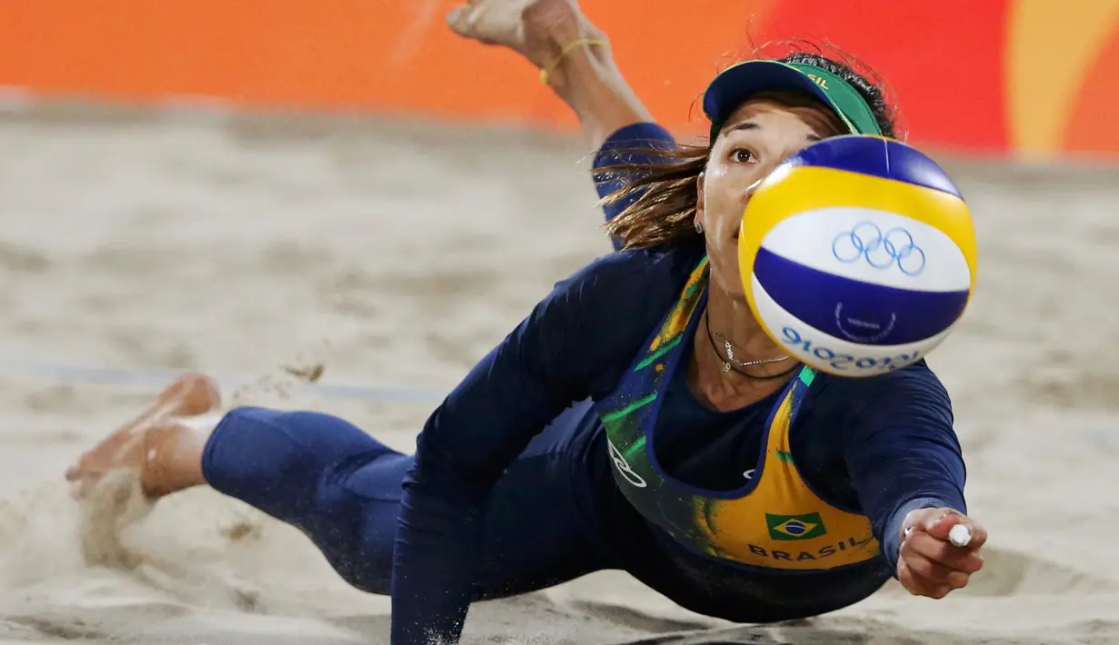 Atlet Voli Pantai asal Brasil, Barbara Seixas berusaha mengambil bola saat berlaga di Olimpiade Rio 2016, Brasil pada 14 Agustus 2016. (REUTERS / Adrees Latif)