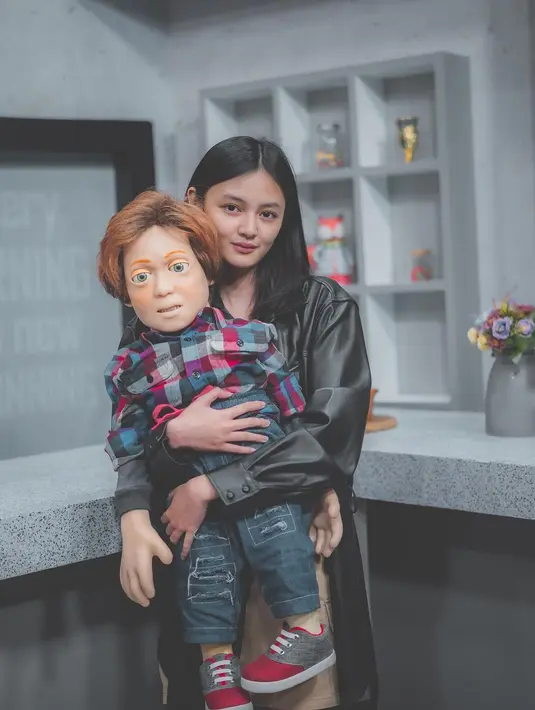 Bukan Chucky, begini gaya Montserrat Gizelle berfoto dengan boneka Bobby. (Foto: instagram.com/@montserratgizelle)