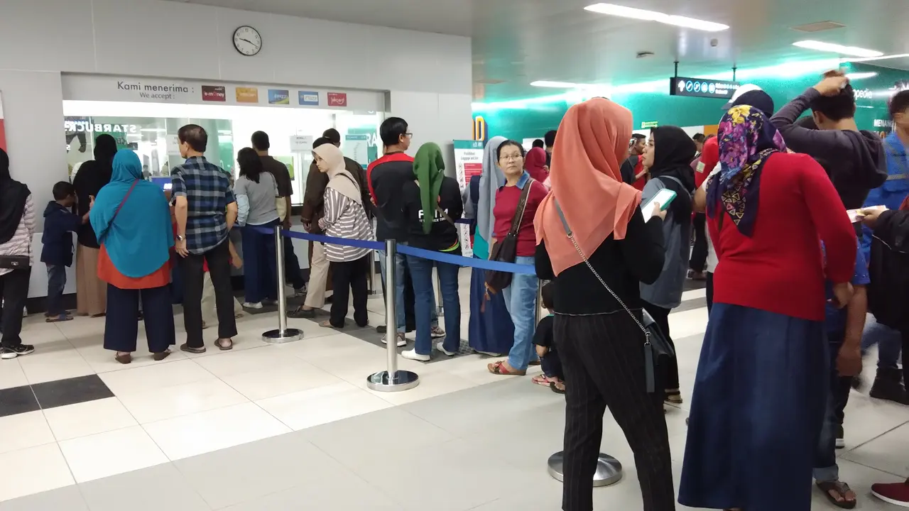 Antrean panjang terjadi di loket pembelian tiket stasiun MRT Bundaran HI. (Liputan6.com/Ady Anugrahadi)