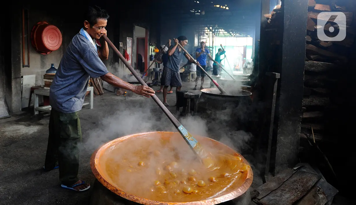 Dodol Betawi berwarna hitam kecoklatan memiliki variasi rasa yang lebih sedikit, daripada dodol dari daerah lain. (merdeka.com/Arie Basuki)