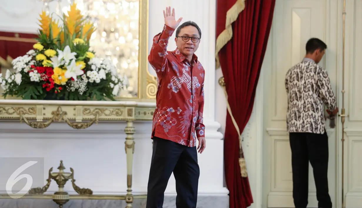 Ketum Partai Amanat Nasional (PAN) Zulkifli Hasan melambaikan tangan kepada wartawan saat berada di Istana Negara, Jakarta, Rabu (2/9/2015). PAN menyatakan resmi bergabung dengan koalisi partai pendukung pemerintah. (Liputan6.com/Faizal Fanani)