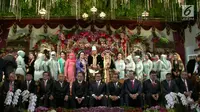 Sejumlah menteri duduk dibawah saat foto bersama dalam resepsi pernikahan putri Presiden Jokowi, Kahiyang Ayu dan Bobby Nasution di Gedung Graha Saba Buana, Solo, Rabu (8/11). (Liputan6.com)