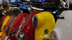 Deretan kendaraan listrik yang dipamerkan dalam Indonesia Electric Motor Show (IEMS) 2022 di Jakarta Convention Center, Jakarta, Kamis (29/9/2022). Pameran kendaraan listrik yang diselenggarakan oleh Badan Riset dan Inovasi Nasional (BRIN) tersebut berlangsung dari 28 hingga 30 September 2022. (Liputan6.com/Johan Tallo)