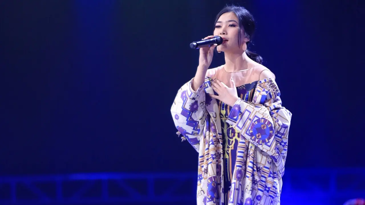 [Fimela] Aksi Isyana Sarasvati di balik video klip Winter Song