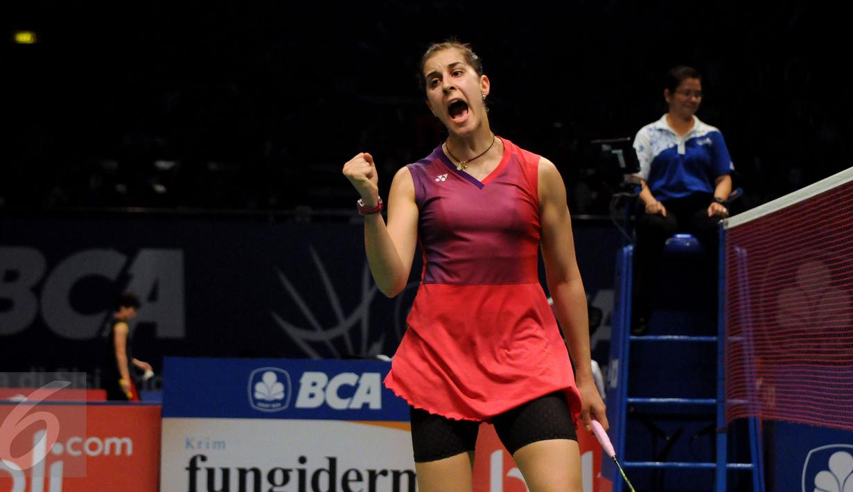Ekspresi pebulutangkis tunggal puteri Spanyol, Carolina Marin saat meraih poin pada laga melawan Hera Desi (Indonesia) di BCA Indonesia Open 2016, Istora Senayan Jakarta, (31/5). Carolina Marin menang dua set langsung. (Liputan6.com/Helmi Fithriansyah)