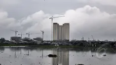 Real Estate Indonesia (REI) memperkirakan, tingginya suku bunga dan adanya kebijakan loan to value (LTV) membuat pertumbuhan properti melambat. Tampak gedung sedang dibuat di kawasan Waduk Pluit, Jakarta, Rabu (11/2/2015)(Liputan6.com/Faizal Fanani)