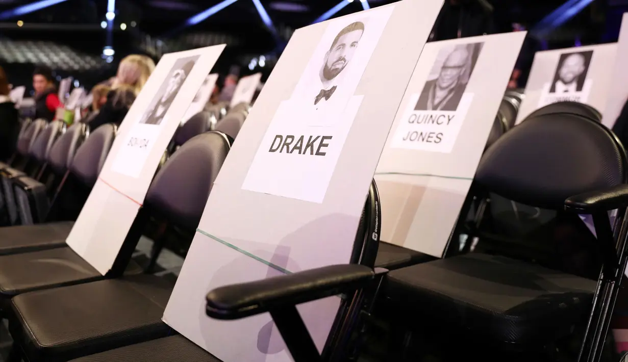 Foto bintang rap ternama Drake tertempel di tempat duduk untuk perhelatan Grammy Awards 2019 di Staples Center, Los Angeles, Kamis (7/2). Grammy Awards ke-61 akan diadakan pada 10 Februari pukul 20.00 waktu setempat. (Matt Sayles/Invision/AP)