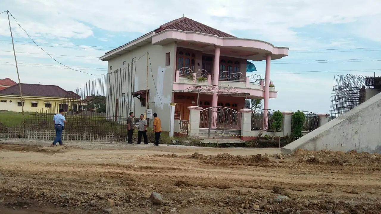 Rumah di tengah proyek tol Pejagan-Pemalang (Foto: Kementerian PU)