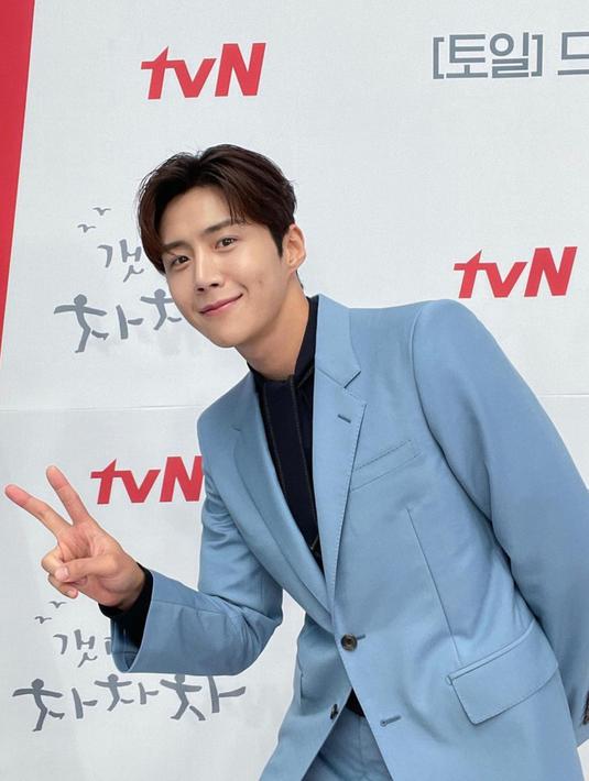 Kim Seon Ho saat tampil di acara menjelang perilisan drama korea ‘Hometown Cha Cha Cha’. Setelah sukses menyita perhatian di drakor Start Up dan Hometown Cha Cha Cha, paras tampan dan lesung pipinya akan kembali menghibur penonton dalam drama kerajaan romansa. (Instagram/@seonho__kim)