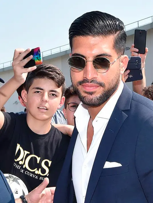 Pemain timnas Jerman, Emre Can tiba untuk menjalani tes medis di J Medical di Turin, Italia, (21/6). Can menjalani tes medis untuk masuk ke klub Juventus. (Alessandro Di Marco/ANSA via AP)