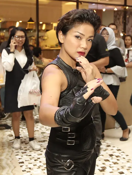 "Pas pertama ditawarin Anggy sering banget bilang workout ya, belajar silat ya, perutnya sixpack ya. Bingung juga, namanya ibu-ibu kan sudah nggak mikirin sixpack lagi," ujar Nirina Zubir di Jakarta Pusat, Senin (4/12/2017). (Bambang E. Ros/Bintang.com)