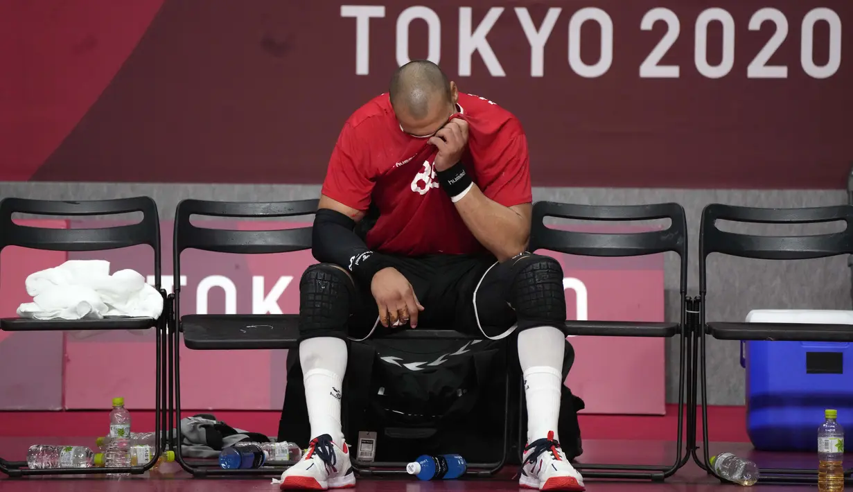 Ekspresi kekecewaan Mohamed Shebib dari Mesir setelah kalah dari Prancis dalam pertandingan semifinal bola tangan putra pada Olimpiade Tokyo 2020,  Kamis (5/8/2021). (Foto: AP/Sergei Grits)