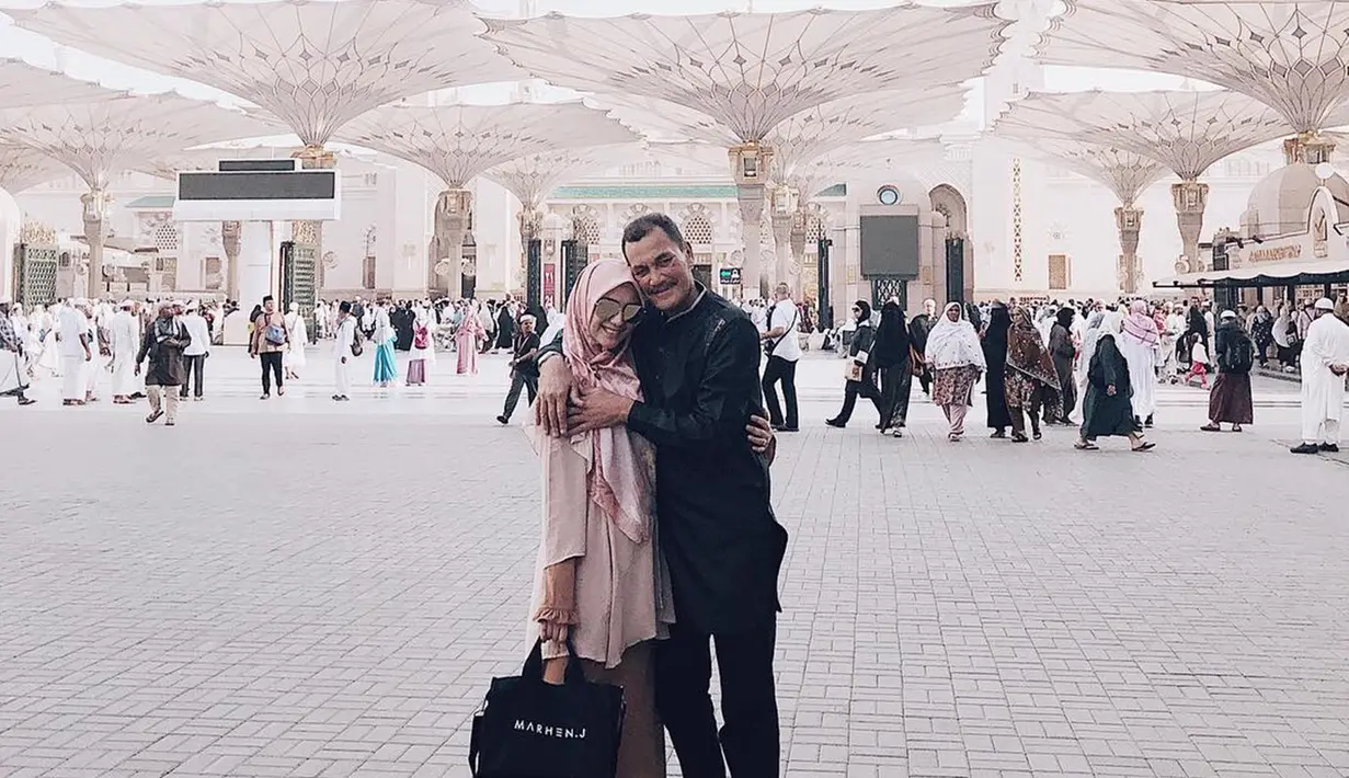 Ciki selalu berada di sisi ayah Iwan. Perempuan 25 tahun tersebut dengan setia menemani ayahnya di berbagai keadaan. Seperti saat ini yang berjuang melawan kanker. Ciki selalu menemani ayah Iwan seperti momen pergi ke Tanah Suci hingga saat ayahnya berobat ke China.(Liputan6.com/IG/@citraciki)